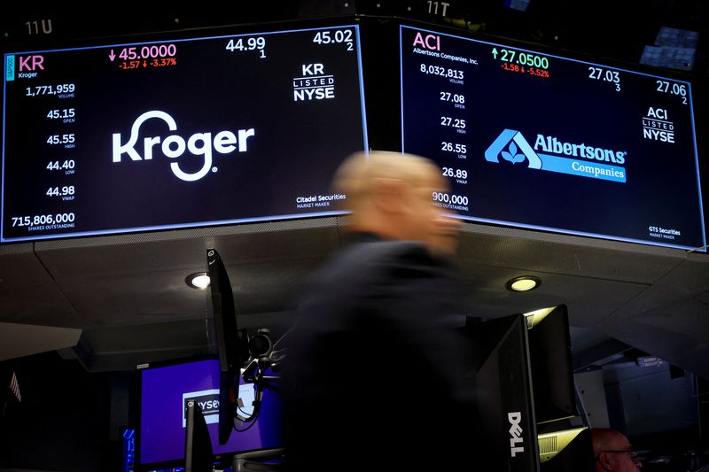 &copy; Reuters. FILE PHOTO: Traders work as screens display the trading information for Kroger Co and Albertsons Cos Inc. on the floor of the New York Stock Exchange (NYSE) in New York City, U.S., October 14, 2022. REUTERS/Brendan McDermid/File Photo