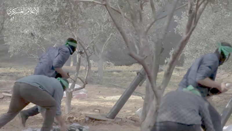 © Reuters. FILE PHOTO: A still image taken from a video released by Hamas shows what it says are its fighters firing mortar shells at Israeli forces during Israel's ground offensive, in a location given as Gaza, obtained by Reuters on November 7, 2023. Hamas Military Wing/Handout via REUTERS/File Photo