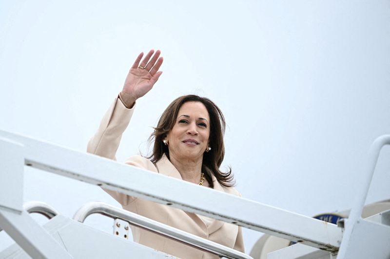 © Reuters. U.S. Vice President and Democratic presidential candidate Kamala Harris boards Air Force Two at Joint Base Andrews in Maryland, U.S. on July 24, 2024. BRENDAN SMIALOWSKI/Pool via REUTERS/File Photo