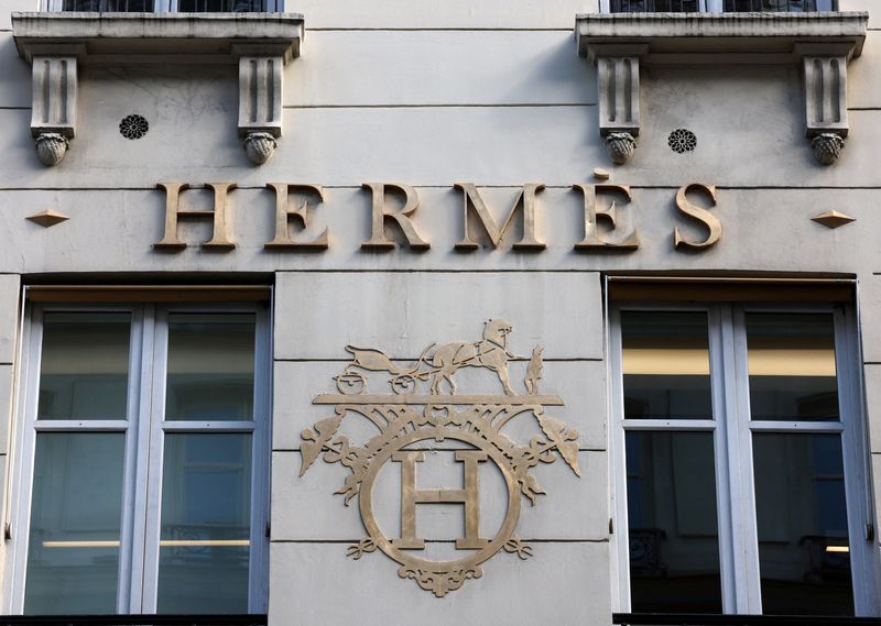 © Reuters. FILE PHOTO: A logo of fashion house Hermes is seen outside a shop in Paris, France, April 15, 2024. REUTERS/Manon Cruz/File Photo