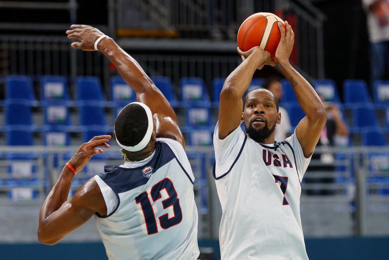 &copy; Reuters. Paris 2024 Olympics - Basketball Training - Pierre Mauroy Stadium, Villeneuve-d'Ascq, France - July 24, 2024. Kevin Durant of the U.S. during training. REUTERS/Brian Snyder