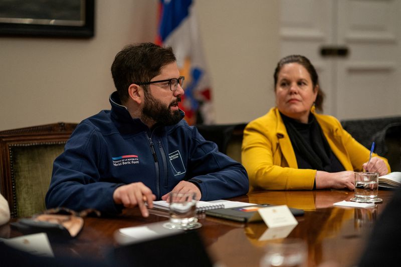 &copy; Reuters. Presidente chileno, Gabriel Boric, ao lado da ministra da Defesa, Maya Fernández, durante reunião no palácio presidencial La Monedan18/07/2024nMarcelo Segura/Presidência do Chile/Divulgação via REUTERS