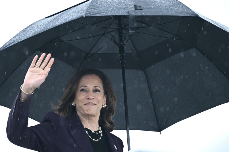 © Reuters. Democratic presidential candidate and U.S. Vice President Kamala Harris boards Air Force Two as she departs from Ellington Airport in Houston, Texas, U.S., July 25, 2024. Brendan Smialowski/Pool via REUTERS