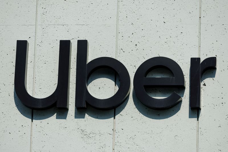 © Reuters. FILE PHOTO: The Uber logo is shown on the building in Los Angeles, California, U.S., February 14, 2024.  REUTERS/Mike Blake/File Photo