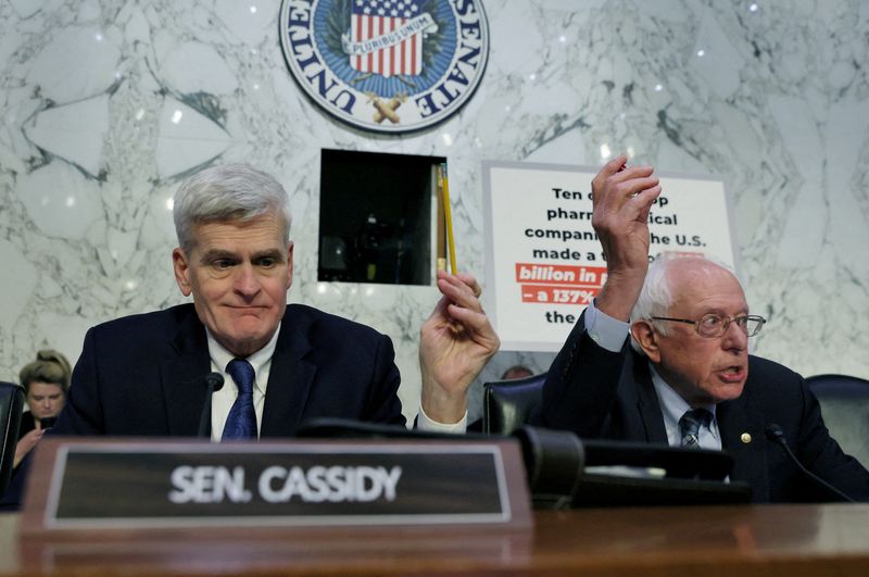 © Reuters. FILE PHOTO: U.S. Senator Bernie Sanders (I-VT) holds up a vile of insulin while speaking as Senator Bill Cassidy (R-LA) sits next to him during a Senate Health, Education, Labor and Pensions Committee hearing on Capitol Hill in Washington, U.S., May 10, 2023. REUTERS/Leah Millis/File Photo