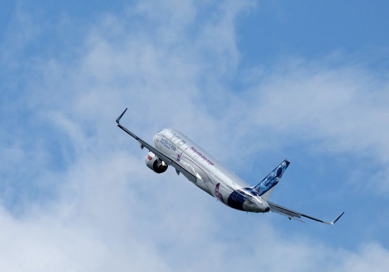 &copy; Reuters. FILE PHOTO: An Airbus A321 flies at the Farnborough International Airshow, in Farnborough, Britain, July 22, 2024. REUTERS/Toby Melville/File Photo