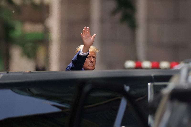 &copy; Reuters. FILE PHOTO: Republican presidential candidate and former U.S. President Donald Trump gestures outside Trump Tower, in New York City, U.S., May 31, 2024. REUTERS/Andrew Kelly/File Photo