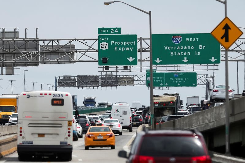 © Reuters. FILE PHOTO: Traffic is seen on a highway ahead of the July 4th holiday, in New York, U.S., July 2, 2021.  REUTERS/Eduardo Munoz/File Photo