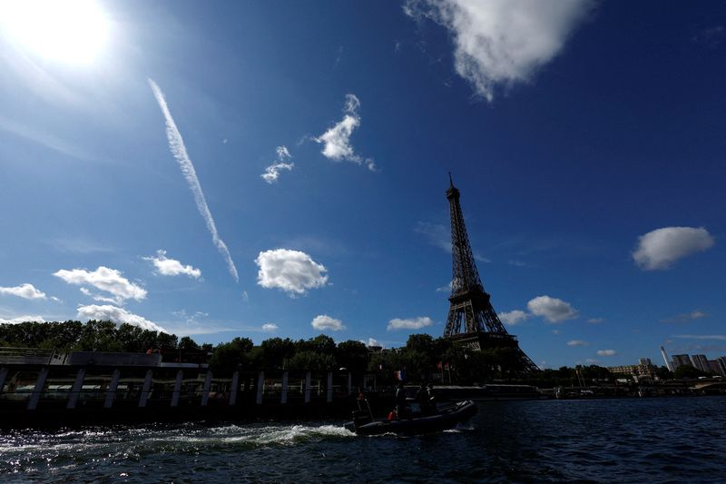 &copy; Reuters. Teste técnico para cerimônia de abertura da Olimpíada de Paris no rio Senan17/07/2023nREUTERS/Gonzalo Fuentes
