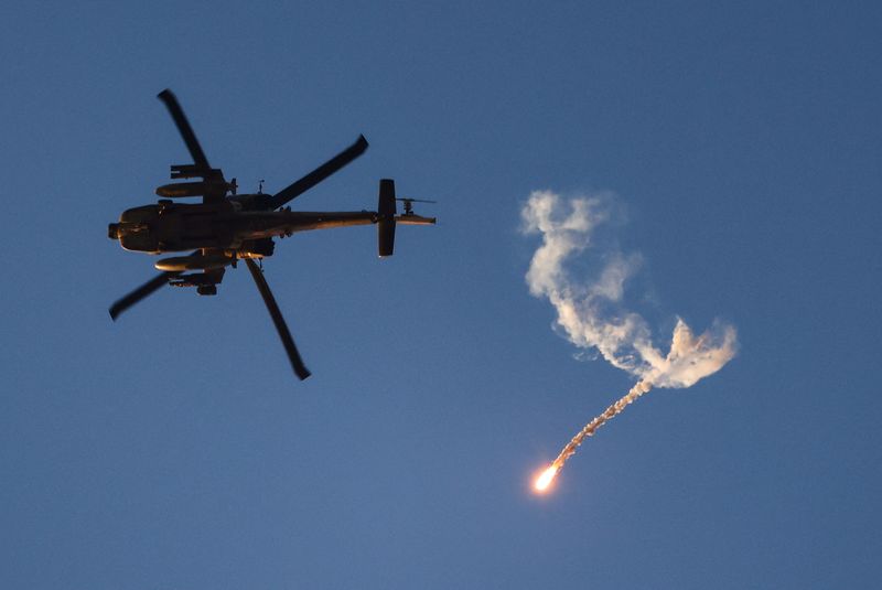 © Reuters. An Israeli military Apache helicopter releases a flare as it flies near the Israel-Gaza border, amid the conflict between Israel and Hamas, as seen from Israel, July 25, 2024. REUTERS/Amir Cohen   