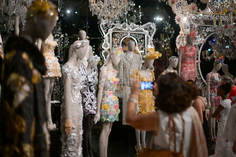 &copy; Reuters. Visitors look at the creations displayed at the exhibition From the Heart to the Hands: Dolce & Gabbana at the Palazzo Reale in Milan, Italy, July 23, 2024. REUTERS/Daniele Mascolo