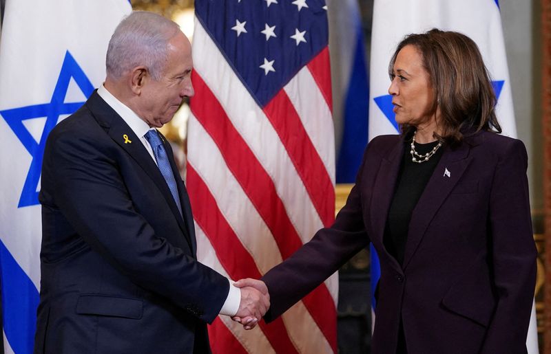 © Reuters. U.S. Vice President Kamala Harris meets with Israeli Prime Minister Benjamin Netanyahu at the Eisenhower Executive Office Building on the White House grounds, in Washington, D.C., U.S., July 25, 2024. REUTERS/Nathan Howard     