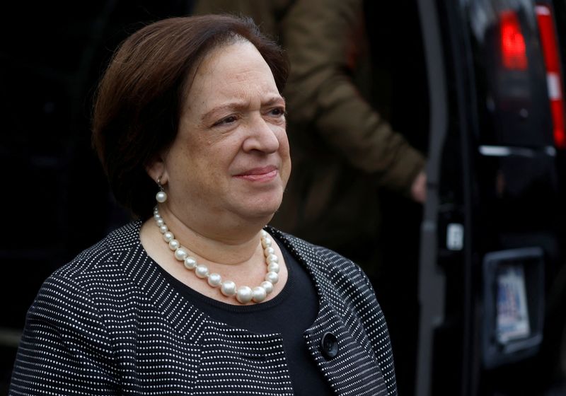 &copy; Reuters. FILE PHOTO: U.S. Supreme Court Justice Elena Kagan at Washington National Cathedral in Washington, U.S., December 19, 2023. REUTERS/Evelyn Hockstein/File Photo