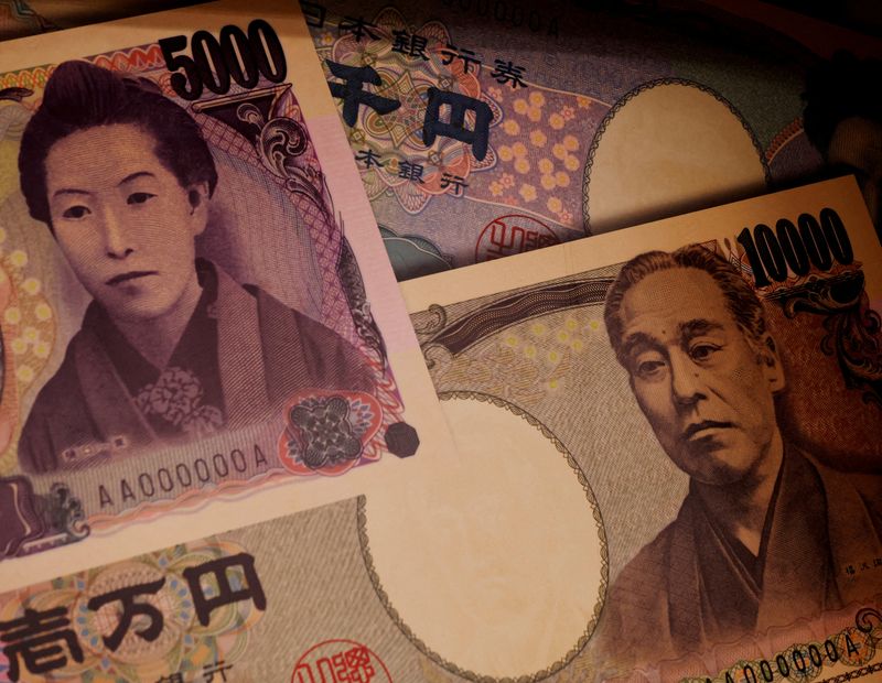 © Reuters. FILE PHOTO: Examples of Japanese yen banknotes are displayed at a factory of the National Printing Bureau producing Bank of Japan notes at a media event about a new series of banknotes scheduled to be introduced in 2024, in Tokyo, Japan, November 21, 2022. REUTERS/Kim Kyung-Hoon/File Photo