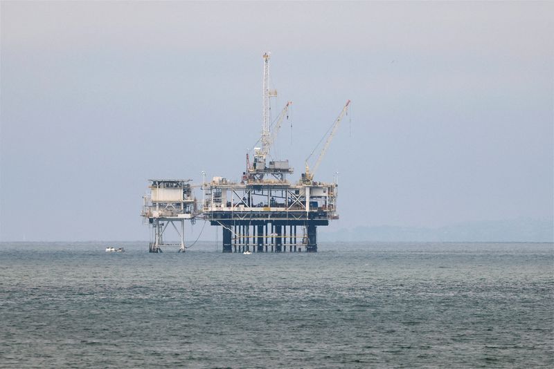 &copy; Reuters. FILE PHOTO: An offshore oil rig platform is photographed in Huntington Beach, California, U.S. July 4, 2024.  REUTERS/Etienne Laurent/File Photo