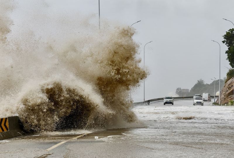 © Reuters. FILE PHOTO: Waves crash on the coast of Sansha town as Typhoon Gaemi approaches, in Ningde, Fujian province, China July 25, 2024. cnsphoto via REUTER./File Photo