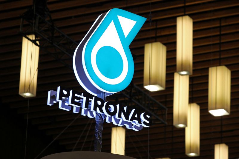 &copy; Reuters. Il logo del gruppo energetico malese National Petroleum Limited, comunemente noto come Petronas, è esposto nel suo stand durante la fiera energetica Lng 2023 a Vancouver, nella Columbia Britannica, in Canada, il 12 luglio 2023. REUTERS/Chris Helgren/File