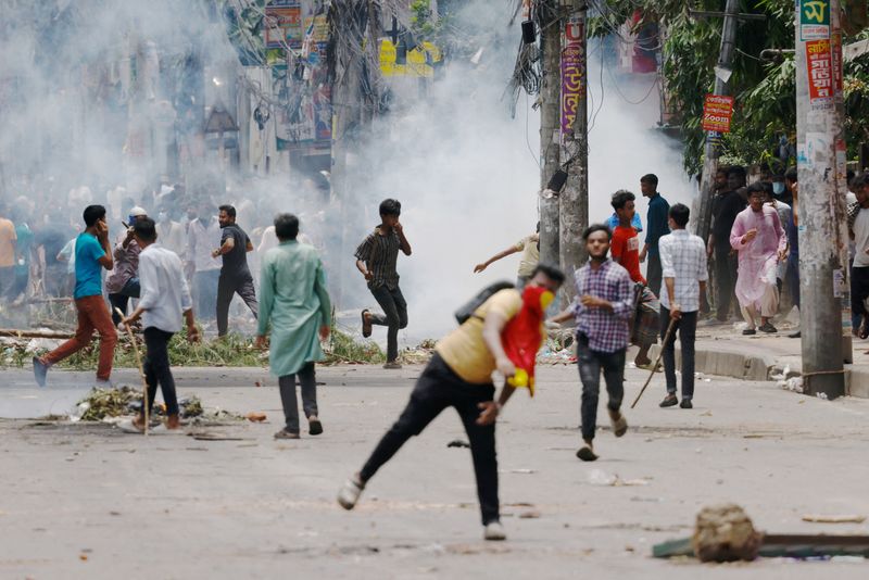 &copy; Reuters. FILE PHOTO: Protesters clash with Border Guard Bangladesh (BGB) and the police outside the state-owned Bangladesh Television as violence erupts across the country after anti-quota protests by students, in Dhaka, Bangladesh, July 19, 2024. REUTERS/Mohammad