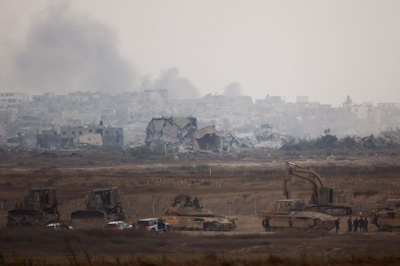 © Reuters. Israeli military troops prepare near the Israel-Gaza border, amid the conflict between Israel and Hamas, in Israel, July 25, 2024. REUTERS/Amir Cohen/ File Photo