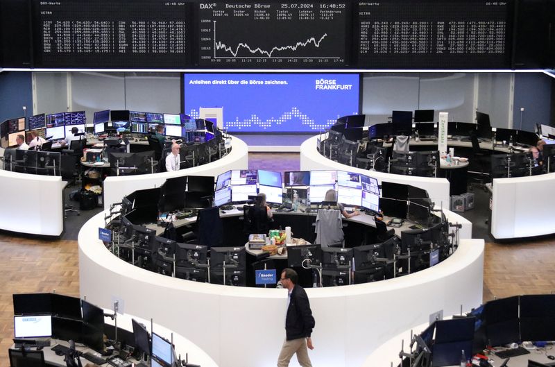 © Reuters. The German share price index DAX graph is pictured at the stock exchange in Frankfurt, Germany, July 25, 2024.     REUTERS/Staff/File Photo