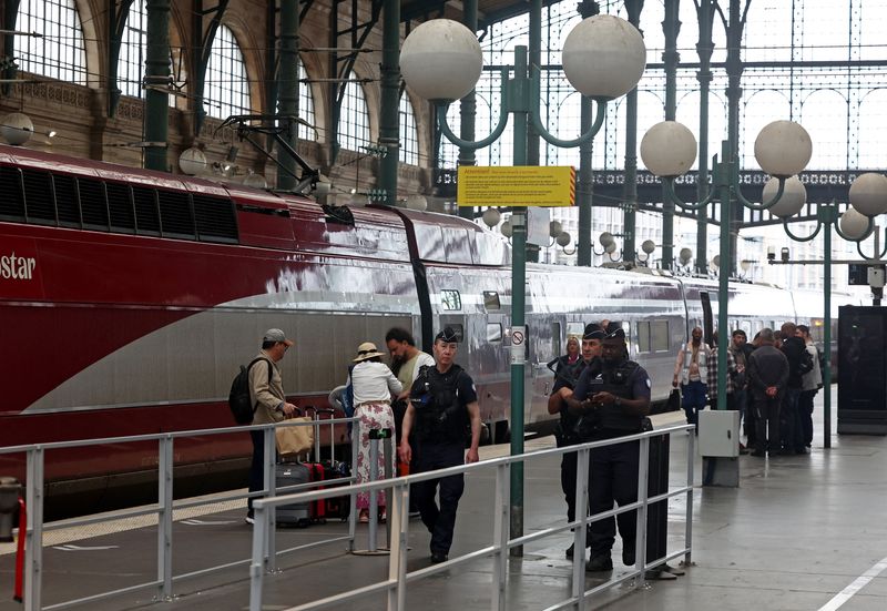 © Reuters. Paris 2024 Olympics - Security Previews - Gare du Nord, Paris, France - July 26, 2024. Police officers patrol Gare du Nord station after threats against France's high-speed TGV network, ahead of the Paris 2024 Olympics opening ceremony. REUTERS/Yves Herman