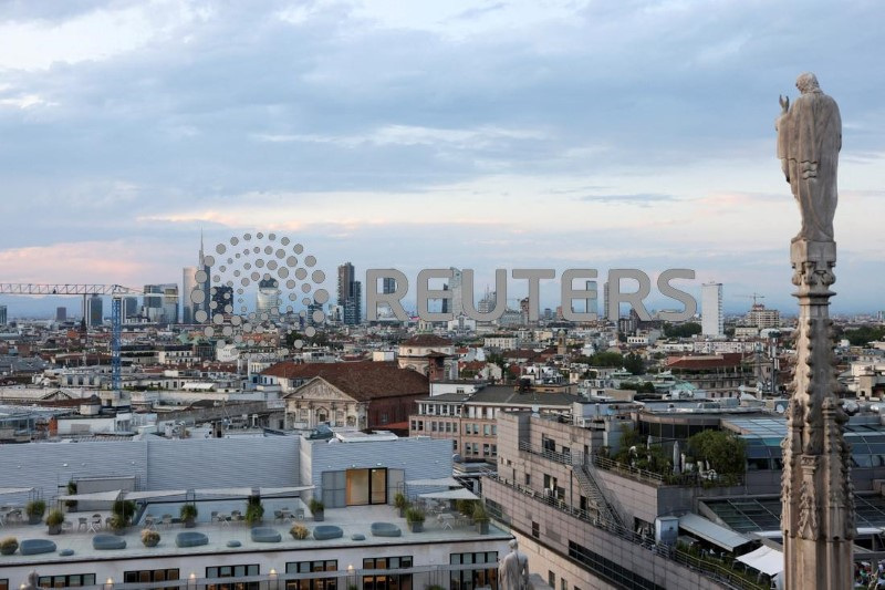 &copy; Reuters. Lo skyline di Milano durante il tramonto a Milano, Italia, 6 luglio 2023. REUTERS/Claudia Grecon