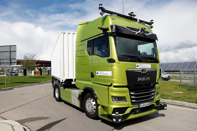 © Reuters. FILE PHOTO: German Transport Minister Volker Wissing attends the first public drive of an autonomous MAN truck, one of Traton's brands, on the A9 motorway, at the motorway service area Fuerholzen-West, north of Munich, Germany, April 18, 2024. REUTERS/Michaela Stache/File Photo