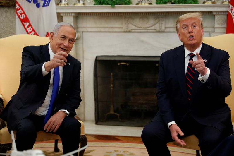 © Reuters. FILE PHOTO: Israel's Prime Minister Benjamin Netanyahu meets with U.S. President Donald Trump prior to signing the Abraham Accords, normalizing relations between Israel and some of its Middle East neighbors in a strategic realignment of Middle Eastern countries against Iran, during a meeting in the Oval Office at the White House in Washington, U.S., September 15, 2020. REUTERS/Tom Brenner/File Photo