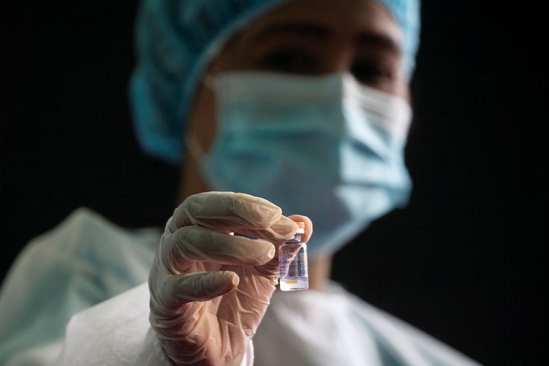 © Reuters. FILE PHOTO: A health worker shows a vial of Sinovac Biotech’s Coronavac during the vaccination of Philippine military at the national headquarters of the Philippine Army in Fort Bonifacio, Taguig City, Metro Manila, Philippines, March 2, 2021. REUTERS/Eloisa Lopez/File Photo