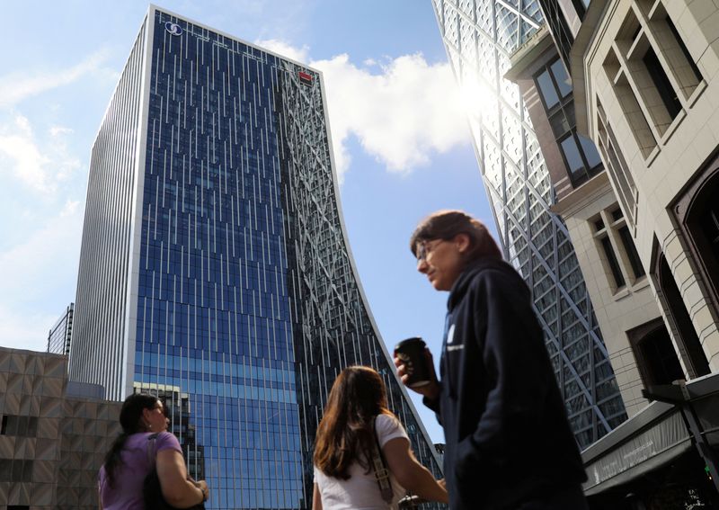 © Reuters. FILE PHOTO: People walk past the new headquarters of the European Bank for Reconstruction and Development (EBRD) in Canary Wharf, London, Britain, September 14, 2023. REUTERS/Alishia Abodunde/File Photo