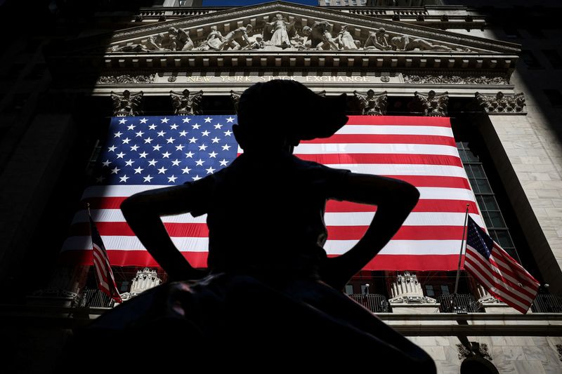 &copy; Reuters. FILE PHOTO: The Fearless Girl statue is seen outside the New York Stock Exchange (NYSE) in New York City, U.S., July 3, 2024.  REUTERS/Brendan McDermid/File Photo