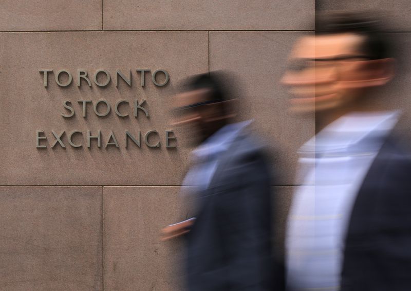 &copy; Reuters. FILE PHOTO: Businessmen pass the Toronto Stock Exchange sing in Toronto, Ontario, Canada July 6, 2017.  REUTERS/Chris Helgren/File Photo