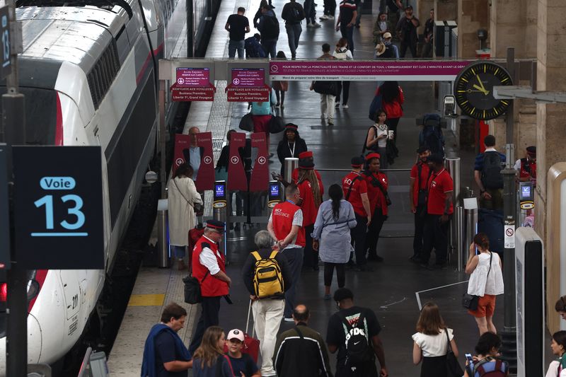 &copy; Reuters. Passageirps na estação ferroviária Gare du Nord, em Paris, após ameaças contra o sistema de trens de alta velocidade da França antes da cerimônia de abertura da Olimpíada Paris 2024n26/07/2024 REUTERS/Yves Herman
