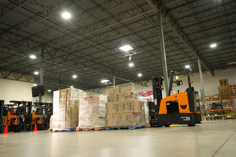 &copy; Reuters. Fox Robotics' driverless forklift, FoxBot, lifts a pallet in Austin, Texas, U.S., February 16 2024, in this handout image. Fox Robotics/Handout via REUTERS   