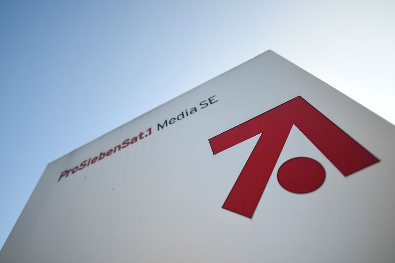 &copy; Reuters. Il logo della società di media tedesca ProSiebenSat.1 è visibile davanti alla sede centrale di Unterfoehring, vicino a Monaco, Germania, 5 novembre 2020. REUTERS/Andreas Gebert/