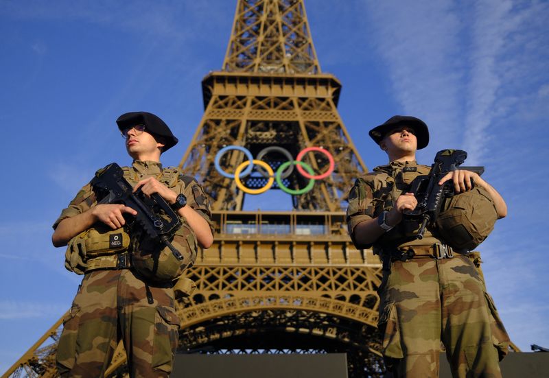 &copy; Reuters. Soldados patrulham rua em frente à Torre Eiffel antes de cerimônia de abertura da Olimpíada Paris 2024 n21/07/2024 REUTERS/Stefan Wermuth