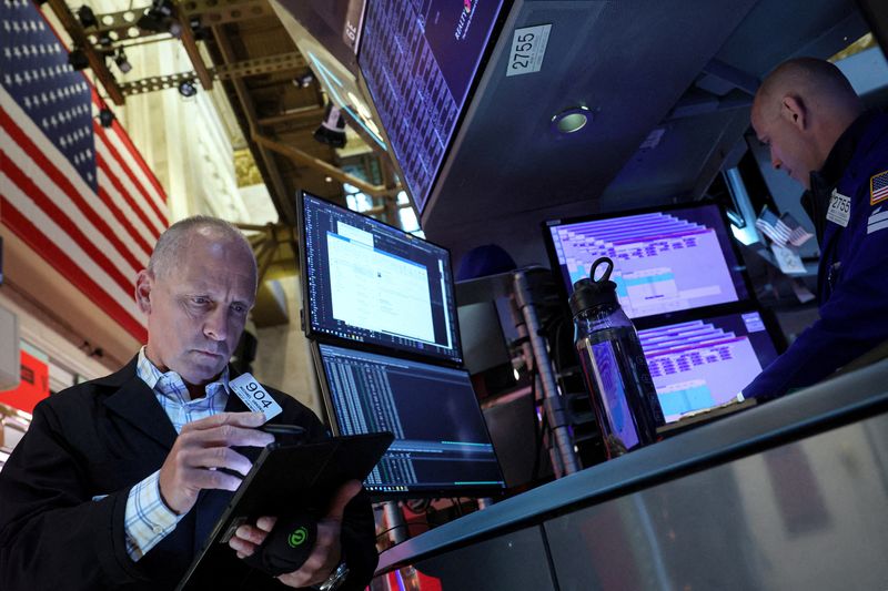 &copy; Reuters. FILE PHOTO: Traders work on the floor at the New York Stock Exchange (NYSE) in New York City, U.S., June 12, 2024.  REUTERS/Brendan McDermid/File Photo