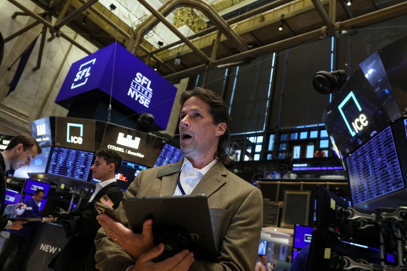 © Reuters. FILE PHOTO: Traders work on the floor at the New York Stock Exchange (NYSE) in New York City, U.S., June 24, 2024.  REUTERS/Brendan McDermid/File Photo