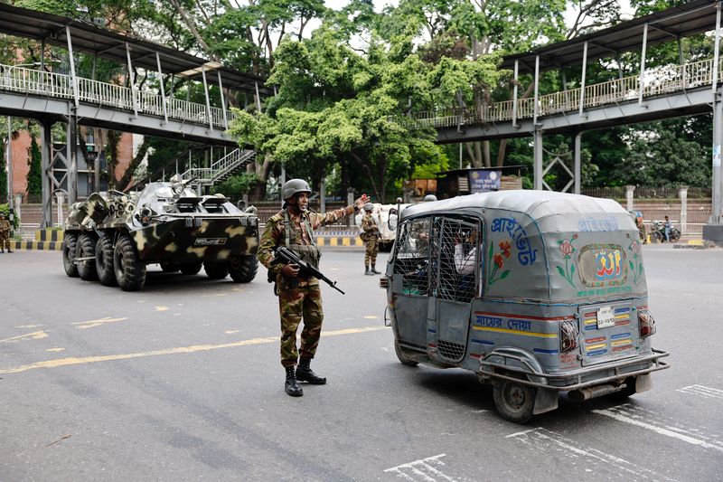 © Reuters. FILE PHOTO: Members of the Bangladesh Army are seen on duty on the second day of curfew, as violence erupted in parts of the country after protests by students against government job quotas, in Dhaka, Bangladesh, July 21, 2024. REUTERS/Mohammad Ponir Hossain/File Photo