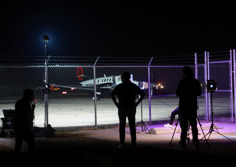 © Reuters. Media personnel stand at Dona Ana County private airport where a plane believed to have carried Mexican drug lord Ismael 