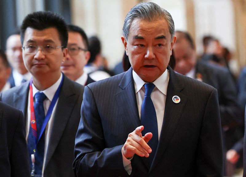 &copy; Reuters. Chanceler da China Wang Yi no Laosn 26/7/2024   REUTERS/Chalinee Thirasupa