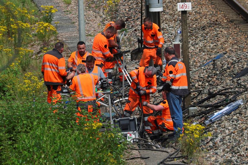 &copy; Reuters. SNCF railway workers work at the site where vandals targeted France's high-speed train network with a series of coordinated actions that brought major disruption, ahead of the Paris 2024 Olympics opening ceremony, in Croisilles, northern France  July 26, 