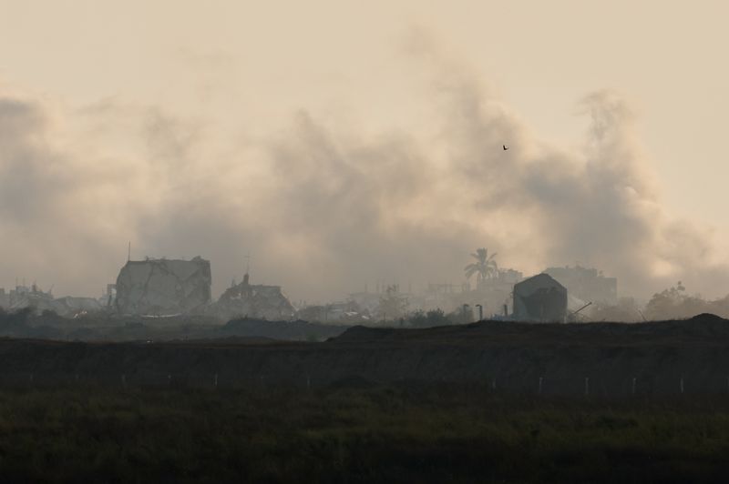 © Reuters. Smoke rises over Gaza following an explosion, amid the conflict between Israel and Hamas, as seen from Israel, July 25, 2024. REUTERS/Amir Cohen/File Photo