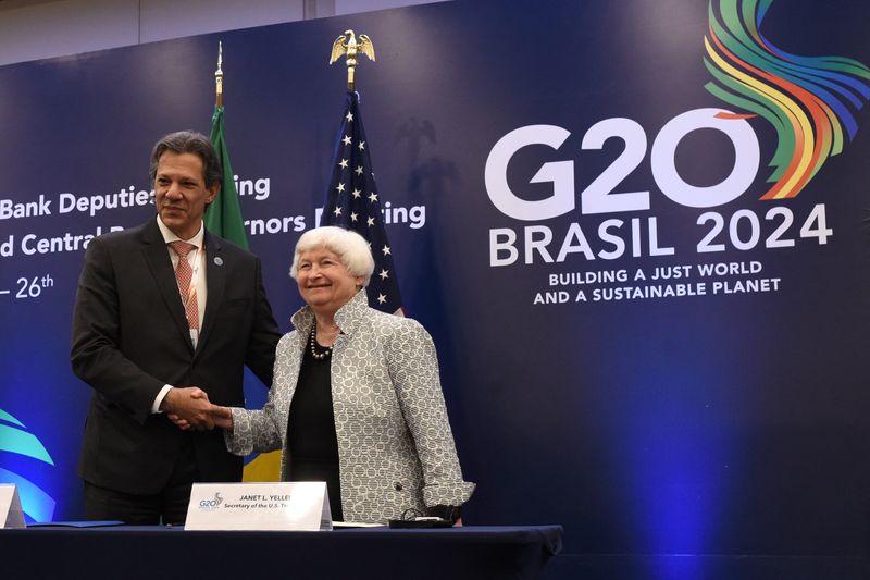 © Reuters. Brazil's Finance Minister Fernando Haddad shakes hands with U.S. Treasury Secretary Janet Yellen during the the G20 finance leaders' meeting in Rio de Janeiro, Brazil, July 26, 2024. REUTERS/Tita Barros