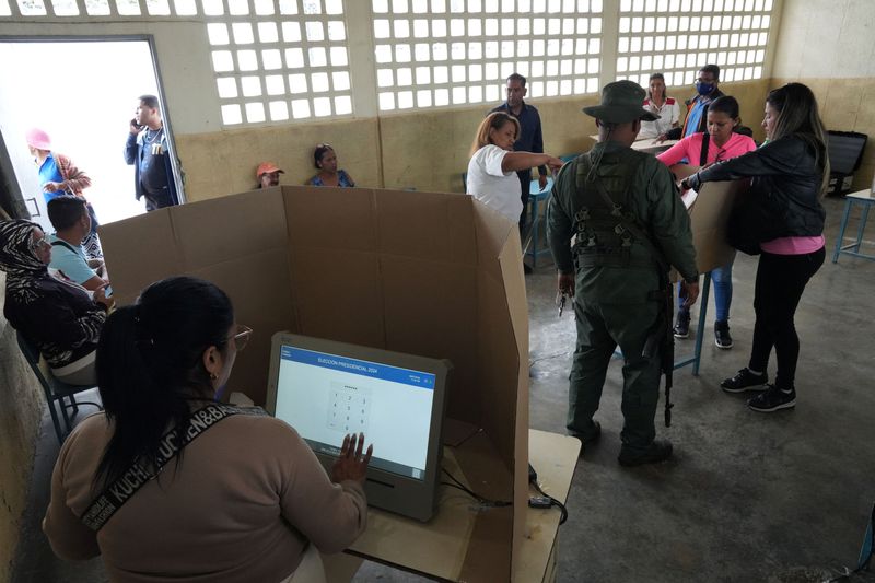 &copy; Reuters. A soldier and volunteers prepare a voting station at a school ahead of Venezuela's presidential election on July 28, in Caracas, Venezuela July 26, 2024. REUTERS/Alexandre Meneghini