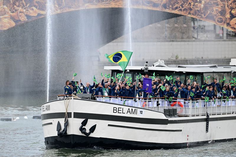 &copy; Reuters. Barco com delegação do Brasil desfila na cerimônia de abertura da Olimpíada de Parisn26/07/2024nREUTERS/Angelika Warmuth