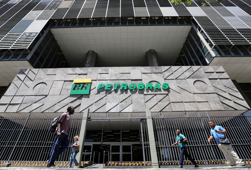 &copy; Reuters. Pessoas passam em frente à sede da Petrobras, no Rio de Janeiron9/03/2020nREUTERS/Sergio Moraes