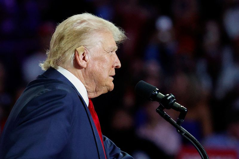 © Reuters. Republican presidential nominee and former U.S. President Donald Trump speaks as he campaigns in Charlotte, North Carolina, U.S. July 24, 2024.  REUTERS/Marco Bello