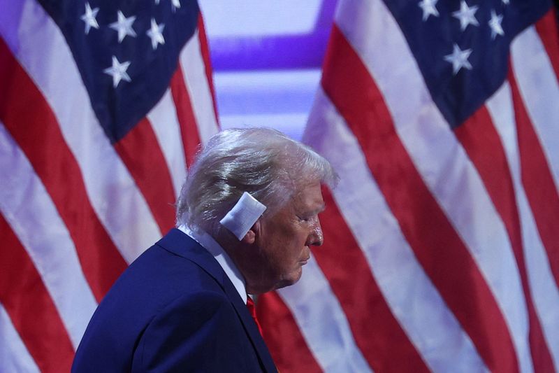 © Reuters. FILE PHOTO: Republican presidential nominee and former U.S. President Donald Trump takes the stage to speak on Day 4 of the Republican National Convention (RNC), at the Fiserv Forum in Milwaukee, Wisconsin, U.S., July 18, 2024. REUTERS/Brian Snyder/File Photo