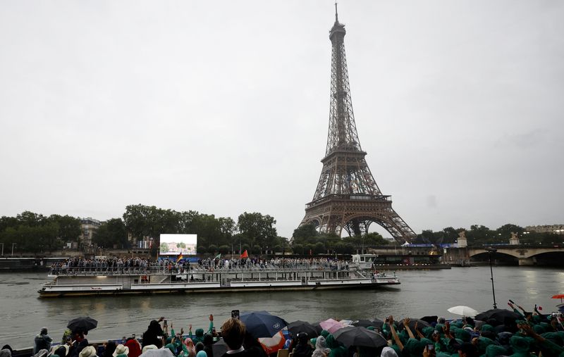 &copy; Reuters. Embarcação com as delegações de Afeganistão, África do Sul, Albânia, Argélia e Alemanha passa pelo Sena perto da Torre Eiffeln26/07/2024 nREUTERS/Louisa Gouliamaki